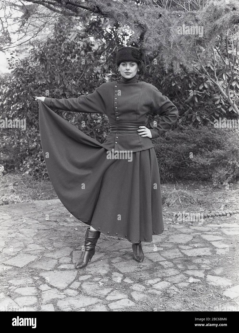 1960er Jahre, historisch, eine Dame außerhalb der neuesten russischen Militärmode oder 'Kosakenmode', bestehend aus Fellhut, hochhalsigem Oberteil, langem Rock und Stiefeln, England, Großbritannien. Eine Gruppe großer russischer Militärkrieger, die für ihre Tapferkeit bekannt sind, das Wort "Cossack" leitet sich von dem turksprachigen Begriff "Kajak" ab, der "Freimann" oder "Abenteurer" bedeutet. Stockfoto 1960er Jahre, historisch, eine Dame außerhalb der neuesten russischen Militärmode oder 'Kosakenmode', bestehend aus Fellhut, hochhalsigem Oberteil, langem Rock und Stiefeln, England, Großbritannien. Eine Gruppe großer russischer Militärkrieger, die für ihre Tapferkeit bekannt sind, das Wort "Cossack" leitet sich von dem turksprachigen Begriff "Kajak" ab, der "Freimann" oder "Abenteurer" bedeutet. Stockfoto