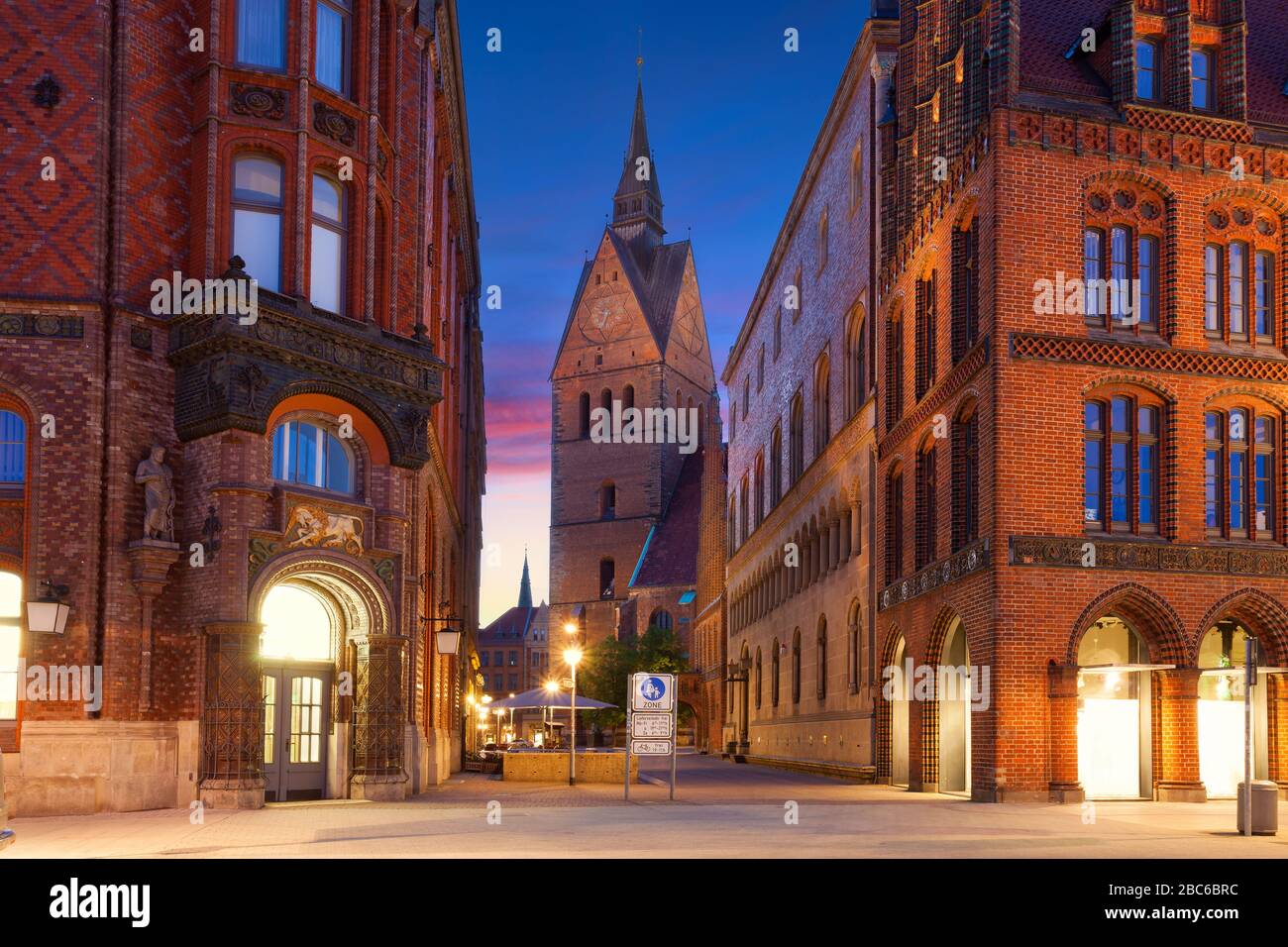 Hannover, Deutschland. Stadtbild der Hannoveraner Altstadt mit der Marktkirche St. Georg und Jakob in der Dämmerung. Stockfoto