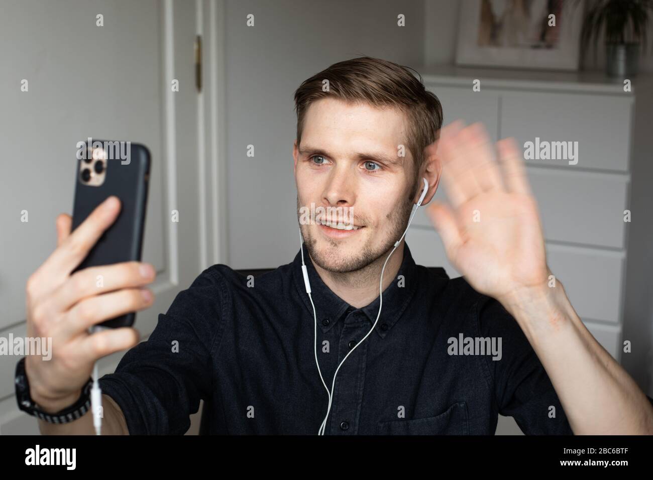 Junger Mann, der im Home Office Videoanruf über den Computer hat. Bleiben Sie zu Hause und arbeiten von zu Hause Konzept während Coronavirus Pandemie. Stockfoto