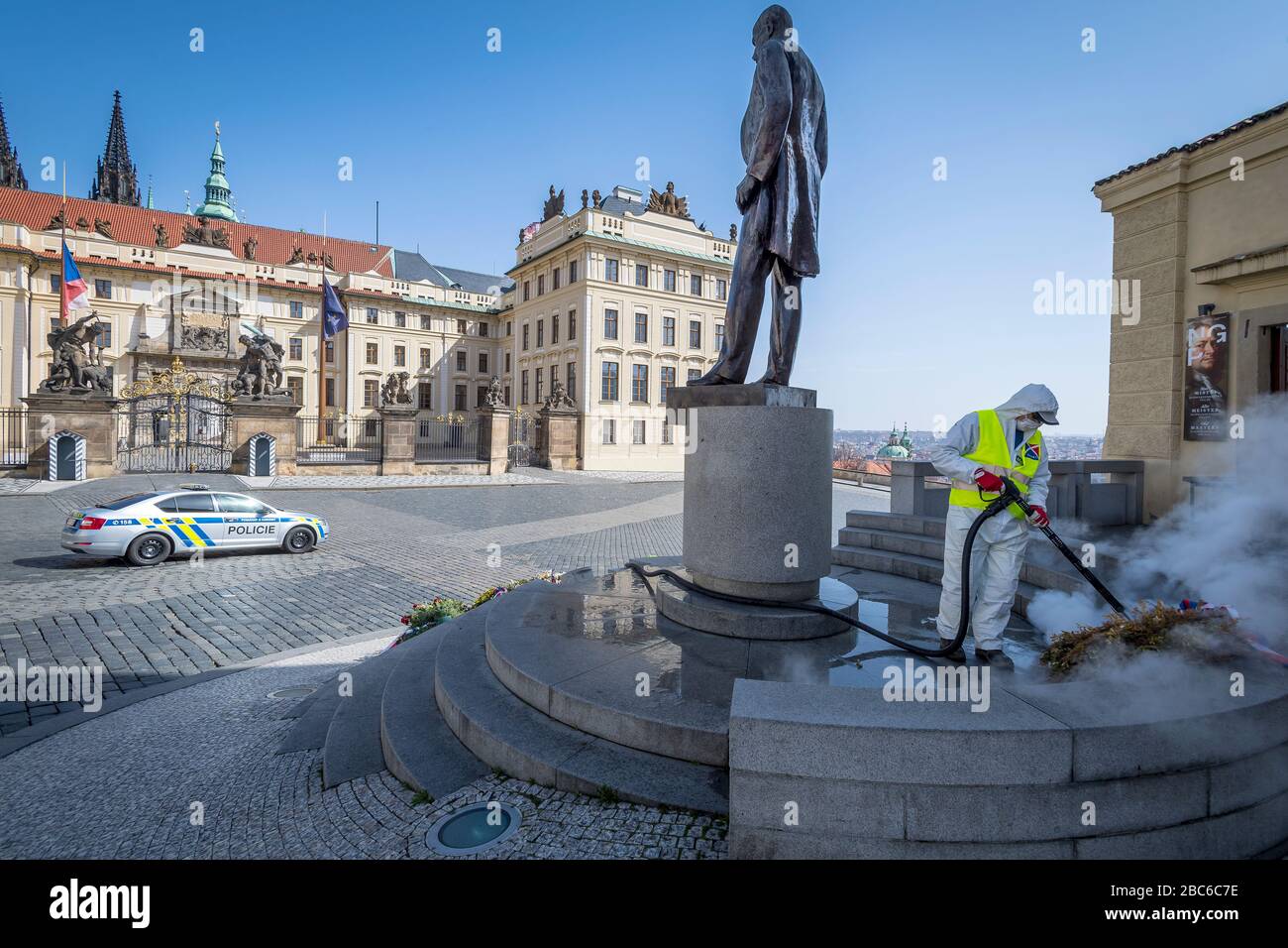 Statue von T.G. Masaryk-Reinigung während der Covid-19 Corona Pandemy in Prag Stockfoto