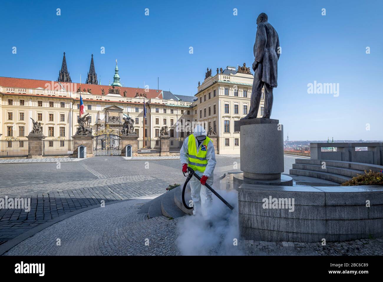 Die Statue von T.G. Masaryk reinigt während Covid-19 Corona Pandemie in Prag, Tschechische republik Stockfoto