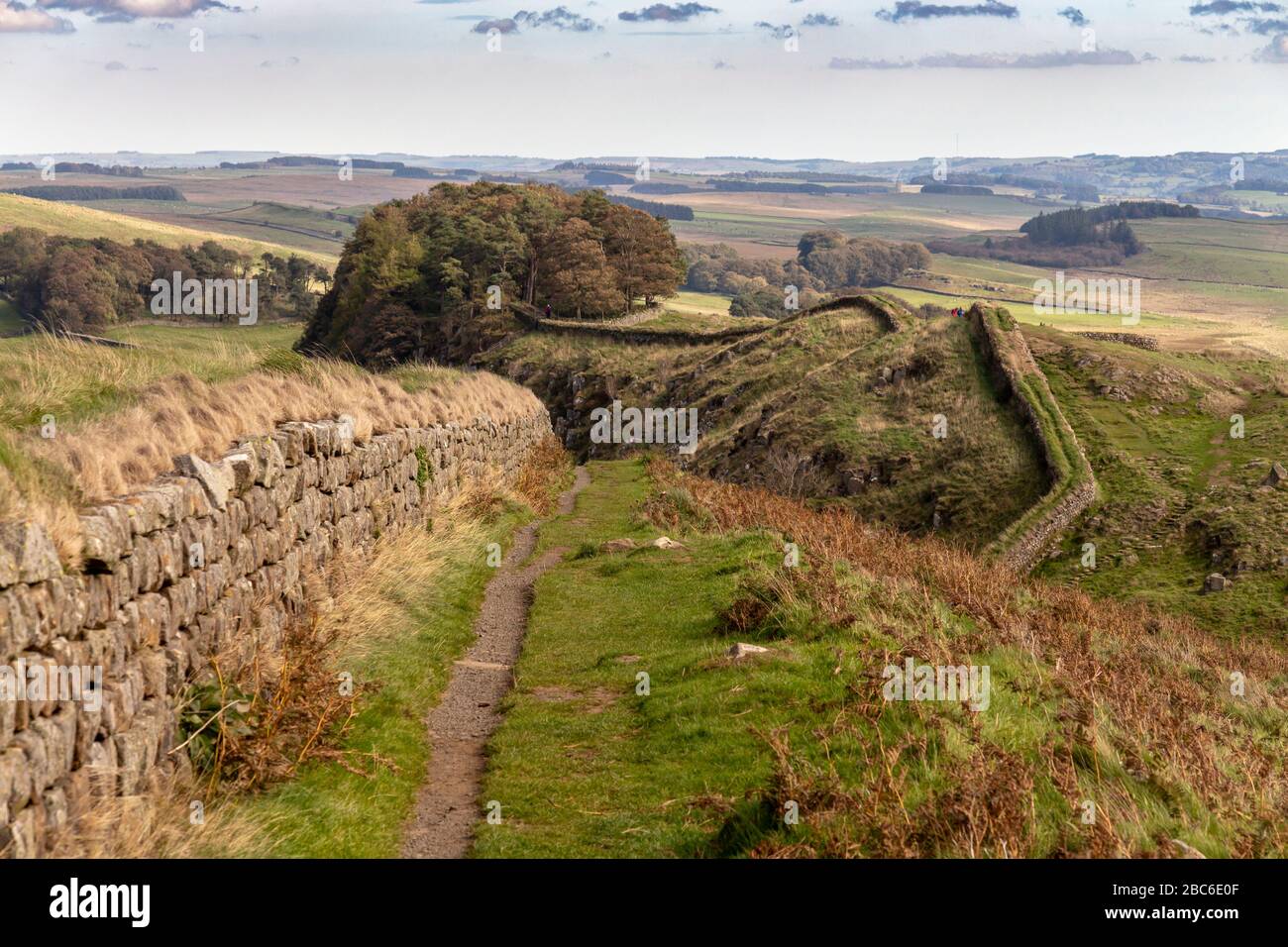 Blick entlang eines Strangs des Hadrianswalls Stockfoto