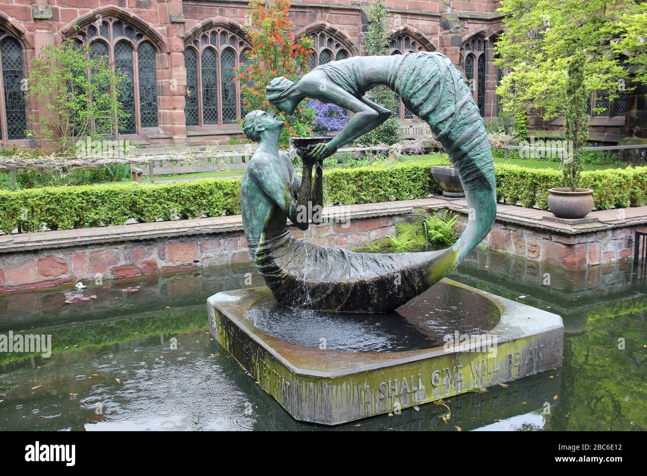 "Das Wasser des Lebens' Skulptur von Stephen Broadbent, Kreuzgang Garth, Kathedrale von Chester, Großbritannien Stockfoto