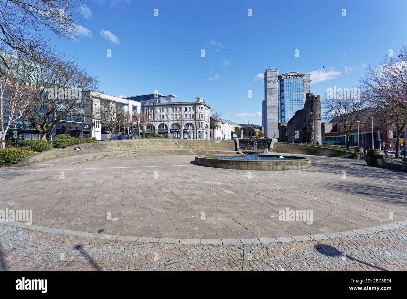 Bild: Castle Square im Stadtzentrum bleibt verlassen, Swansea, Wales, Großbritannien. Dienstag, 31. März 2020 Re: Covid-19 Coronavirus Pandemie, Großbritannien. Stockfoto