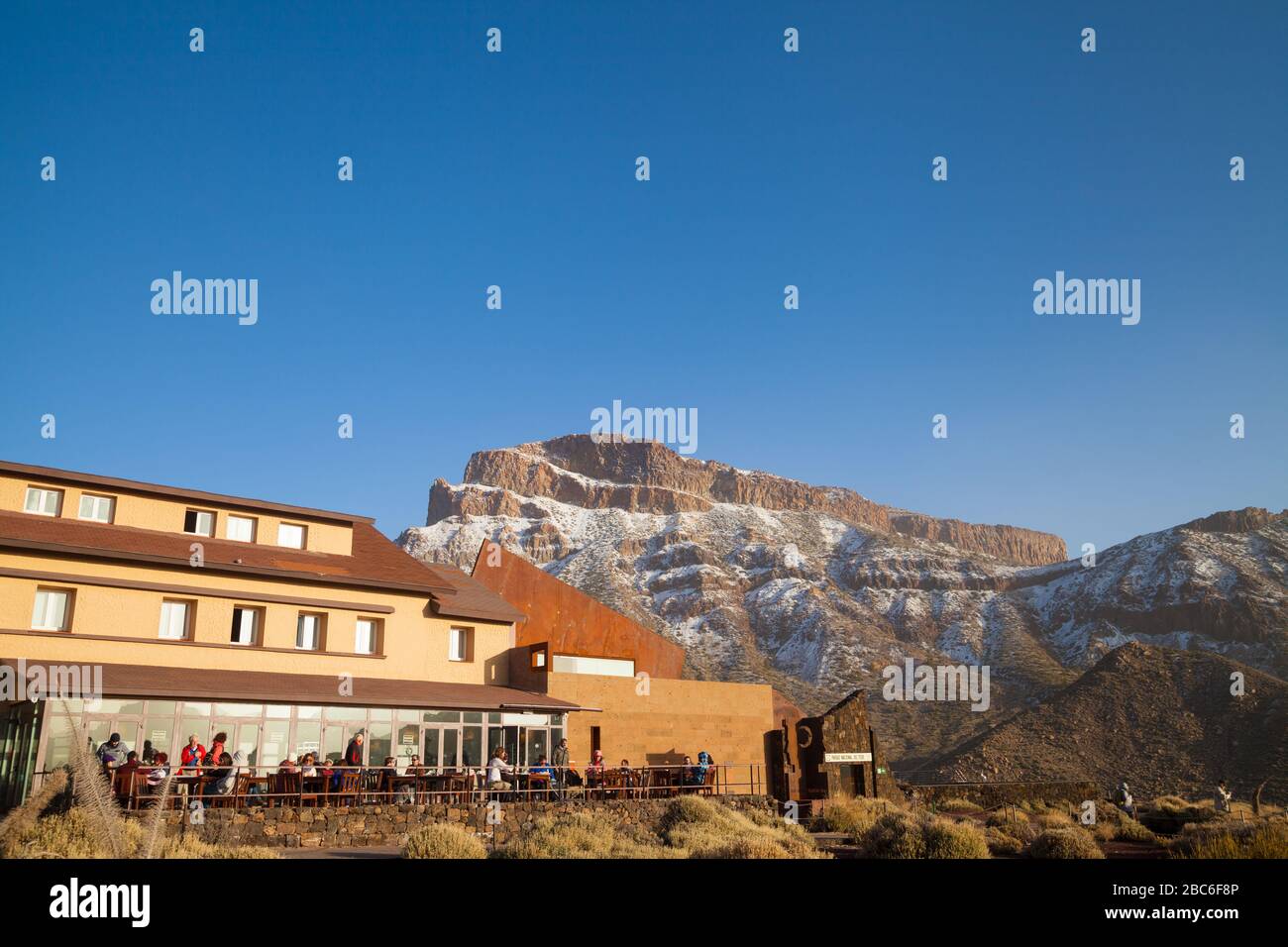 Blick auf den Monte Guajara mit dem Hotel Parador de Cañadas del Teide im Vordergrund, Teide Nationalpark, Teneriffa I Stockfoto