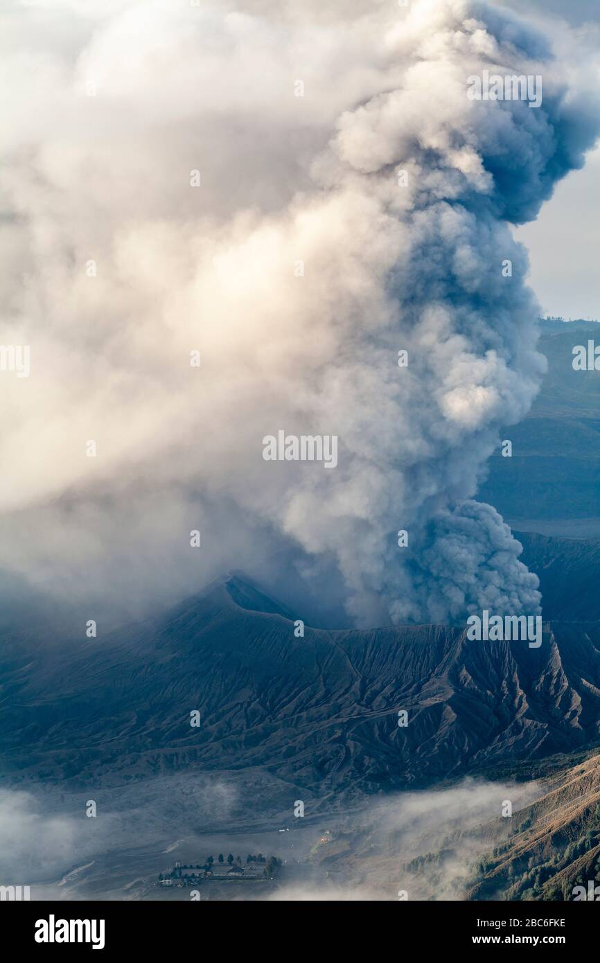 Ein Erhöhter Blick Auf Den Berg Bromo (Ausbruch), Den Bromo-Tengger-Semeru-Nationalpark, Java, Indonesien. Stockfoto