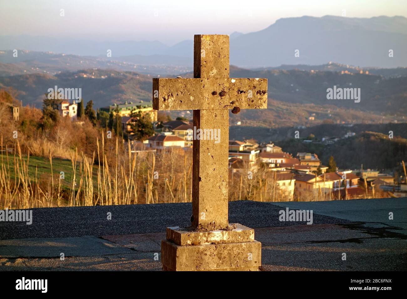 Heilig-Kreuz auf italienischem Friedhof, schönes Tal im Hintergrund Stockfoto