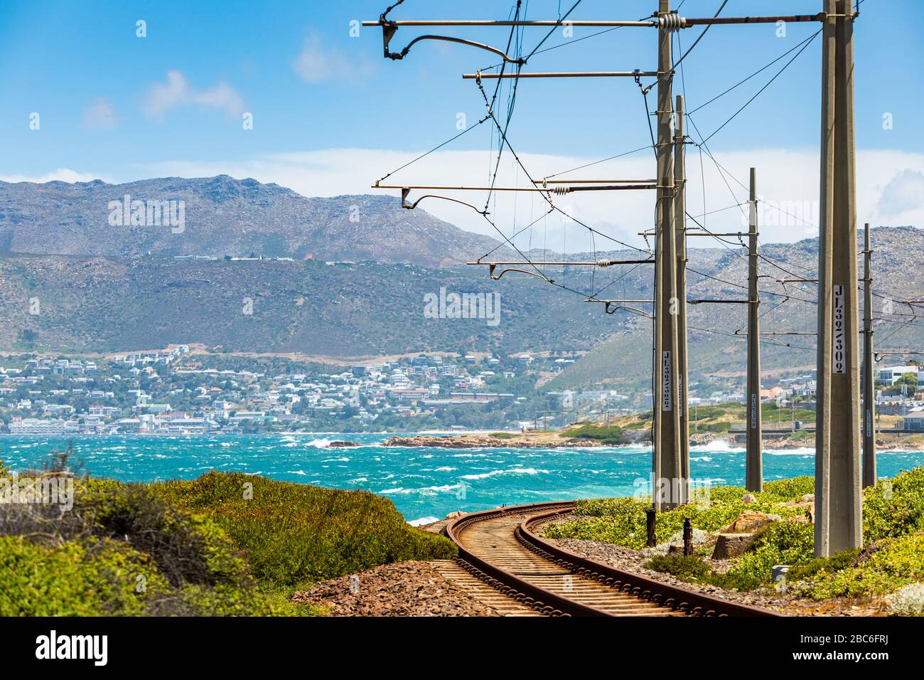 Elektrische Passagiereisenbahnlinie an der Küste von False Bay, Kapstadt Südafrika Stockfoto