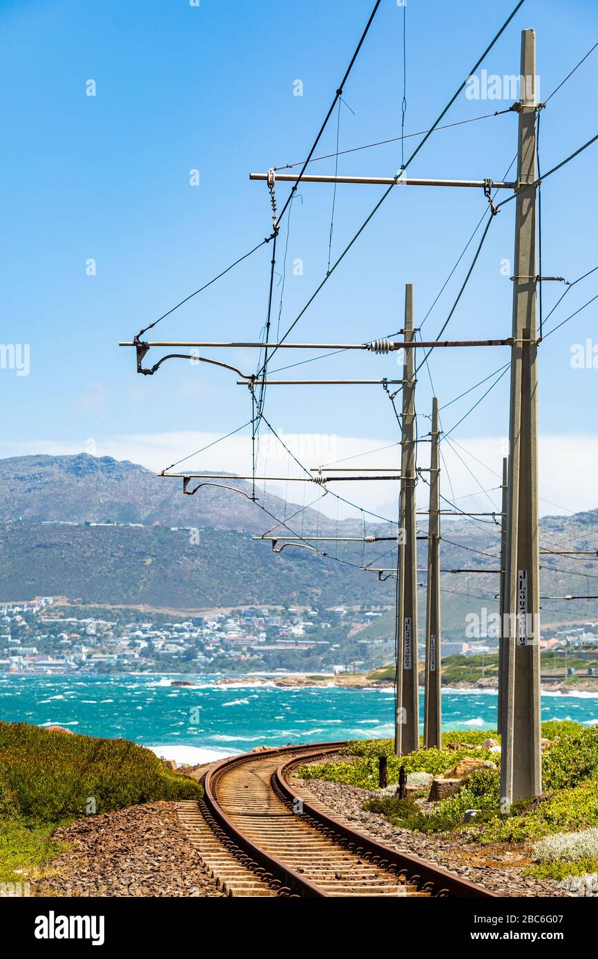 Elektrische Passagiereisenbahnlinie an der Küste von False Bay, Kapstadt Südafrika Stockfoto