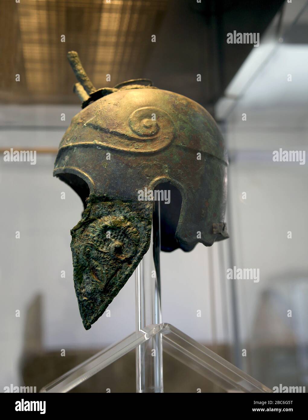 Bronze-Helm vom süditalischen Chalcidian-Typ. Frühes 4. Cent. BC. Gaudo Grab, 164. Archäologisches Museum von Paestum, Italien. Stockfoto