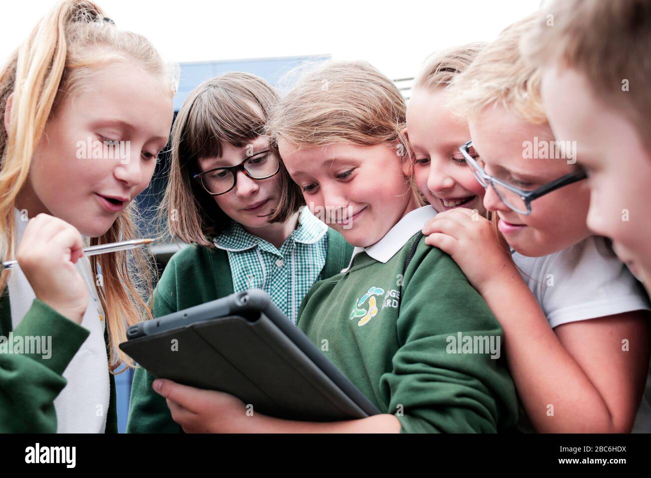 Schüler der Junior School während eines Wissenschaftsfeldausflugs im NETPark in Sedgefiled, County Durham, Großbritannien. 19/7/2017. Foto: Stuart Boulton. Stockfoto