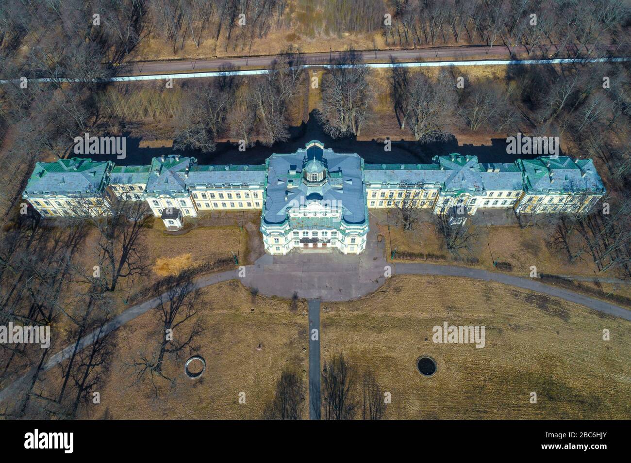 Draufsicht auf den Znamensky-Palast an einem sonnigen Märztag (Luftaufnahmen). Manor 'Znamenka', Nachbarschaft zu St. Petersburg Stockfoto
