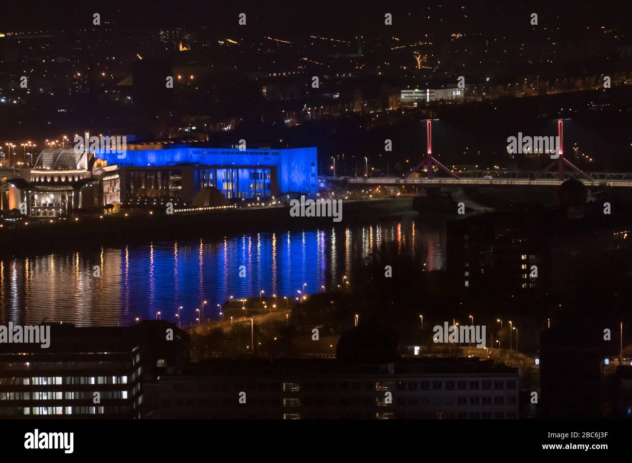 Budapest, Ungarn. April 2020. Der Budapester Kulturpalast ist blau beleuchtet, um den Weltautismus-Tag in Budapest, Ungarn, 2. April 2020 zu markieren. Der Tag wird von den Vereinten Nationen bestimmt, um die Länder zu ermutigen, weitere Schritte in Forschung, Diagnose, Behandlung und Akzeptanz für die von der Störung Betroffenen zu Unternehmen. Kredit: Attila Volgyi/Xinhua/Alamy Live News Stockfoto