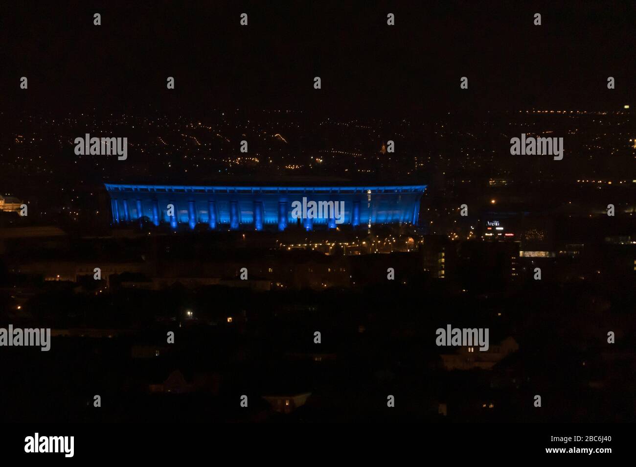 Budapest, Ungarn. April 2020. Das Budapester Wahrzeichen Ferenc Puskas Fußballstadion ist blau beleuchtet, um den Weltautismus-Tag in Budapest, Ungarn, 2. April 2020 zu markieren. Der Tag wird von den Vereinten Nationen bestimmt, um die Länder zu ermutigen, weitere Schritte in Forschung, Diagnose, Behandlung und Akzeptanz für die von der Störung Betroffenen zu Unternehmen. Kredit: Attila Volgyi/Xinhua/Alamy Live News Stockfoto