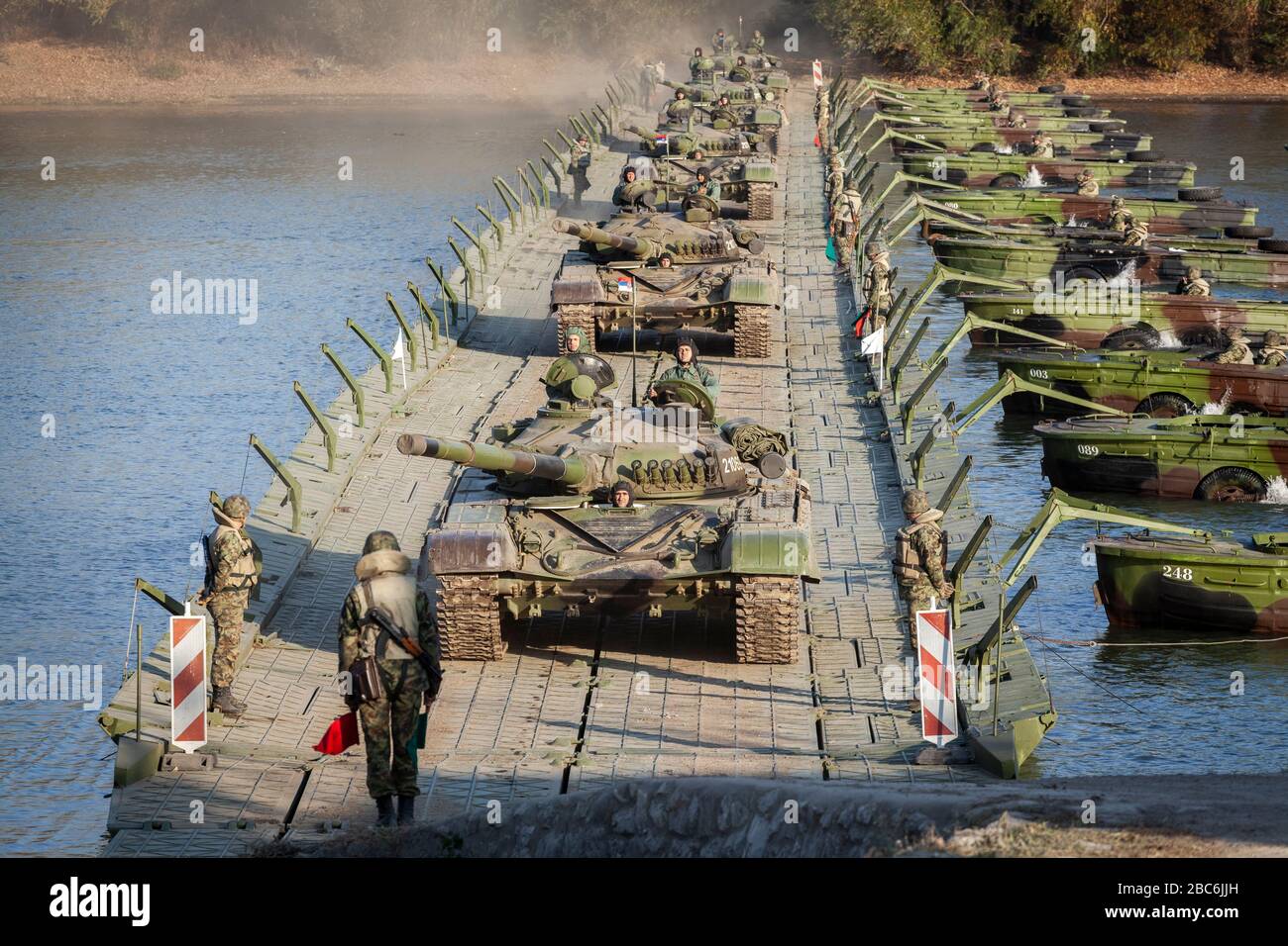 IN DER NÄHE VON TITEL, SERBIEN - 07. NOVEMBER 2018; Hauptkampfpanzer M84 der serbischen Armee (Version der sowjetischen T-72) Besatzungen während der Flussflotte. Serbien wird zum 100 Stockfoto