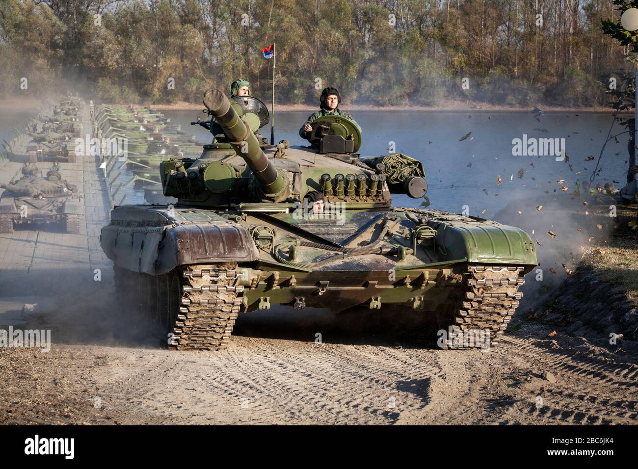 IN DER NÄHE VON TITEL, SERBIEN - 07. NOVEMBER 2018; Hauptkampfpanzer M84 der serbischen Armee (Version der sowjetischen T-72) Besatzungen während der Flussflotte. Serbien wird zum 100 Stockfoto