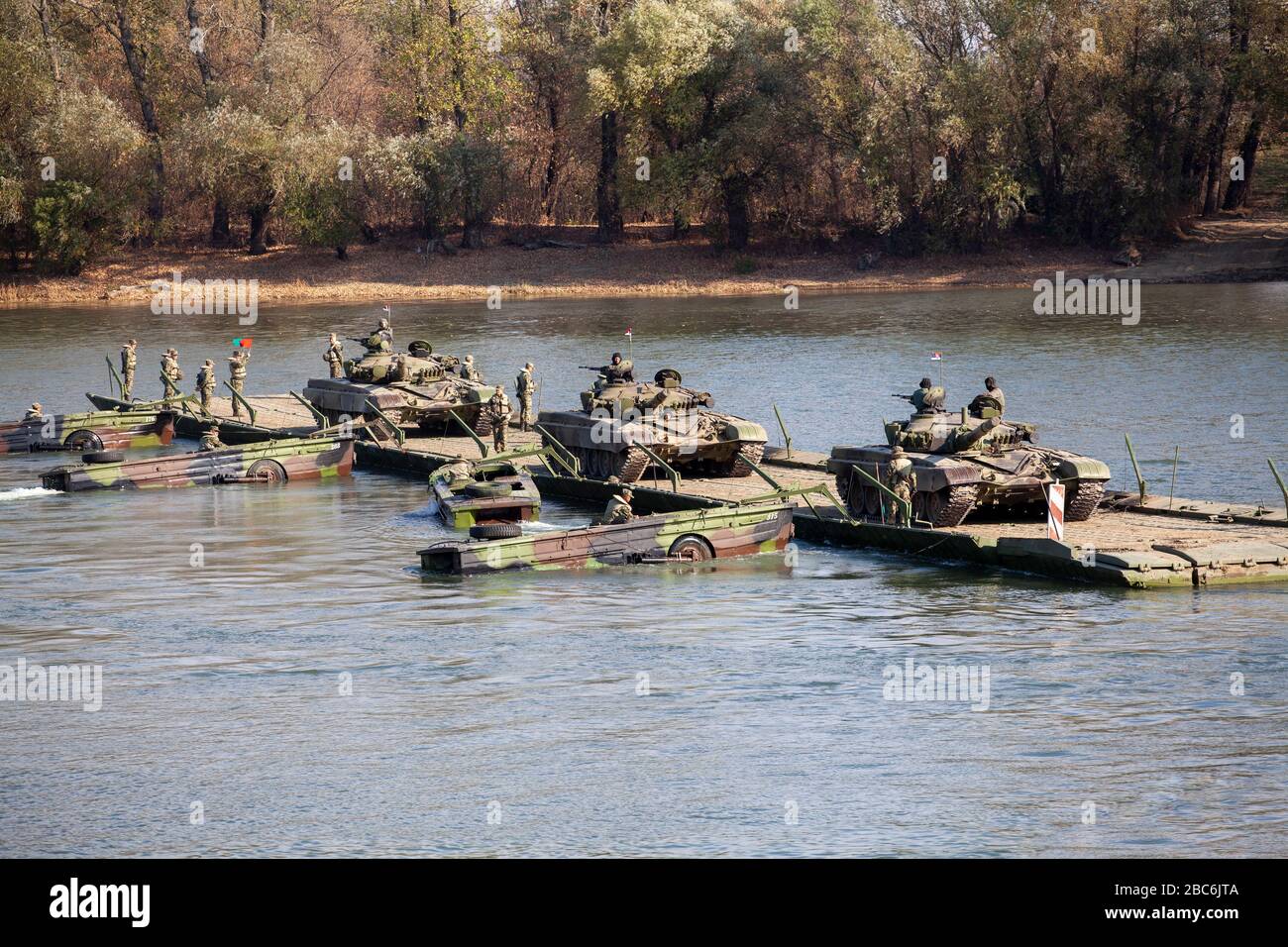 IN DER NÄHE VON TITEL, SERBIEN - NOVEMBER 06 2018; Hauptkampfpanzer M84 der serbischen Armee (Version der sowjetischen T-72) Besatzungen während der Flussflotte. Serbien wird zum 100 Stockfoto