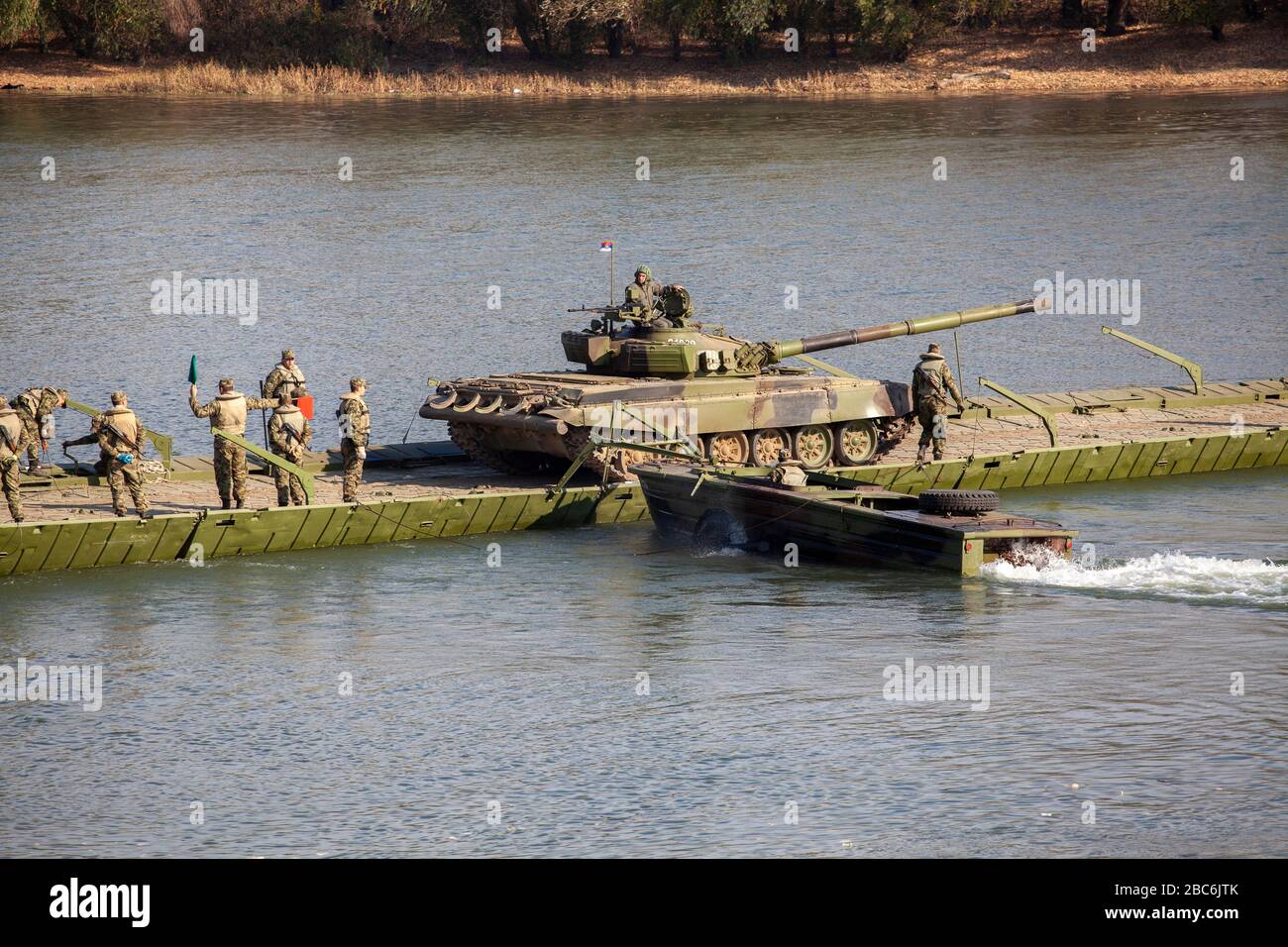 IN DER NÄHE VON TITEL, SERBIEN - NOVEMBER 06 2018; Hauptkampfpanzer M84 der serbischen Armee (Version der sowjetischen T-72) Besatzungen während der Flussflotte. Serbien wird zum 100 Stockfoto