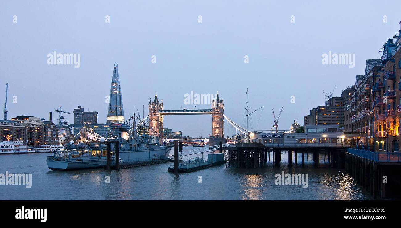 Panoramablick auf die Themse in Richtung Tower Bridge mit der Fregate HMS Hurworth an der Quayside im Rahmen der Queen's Diamond Jubilee Celebration Stockfoto