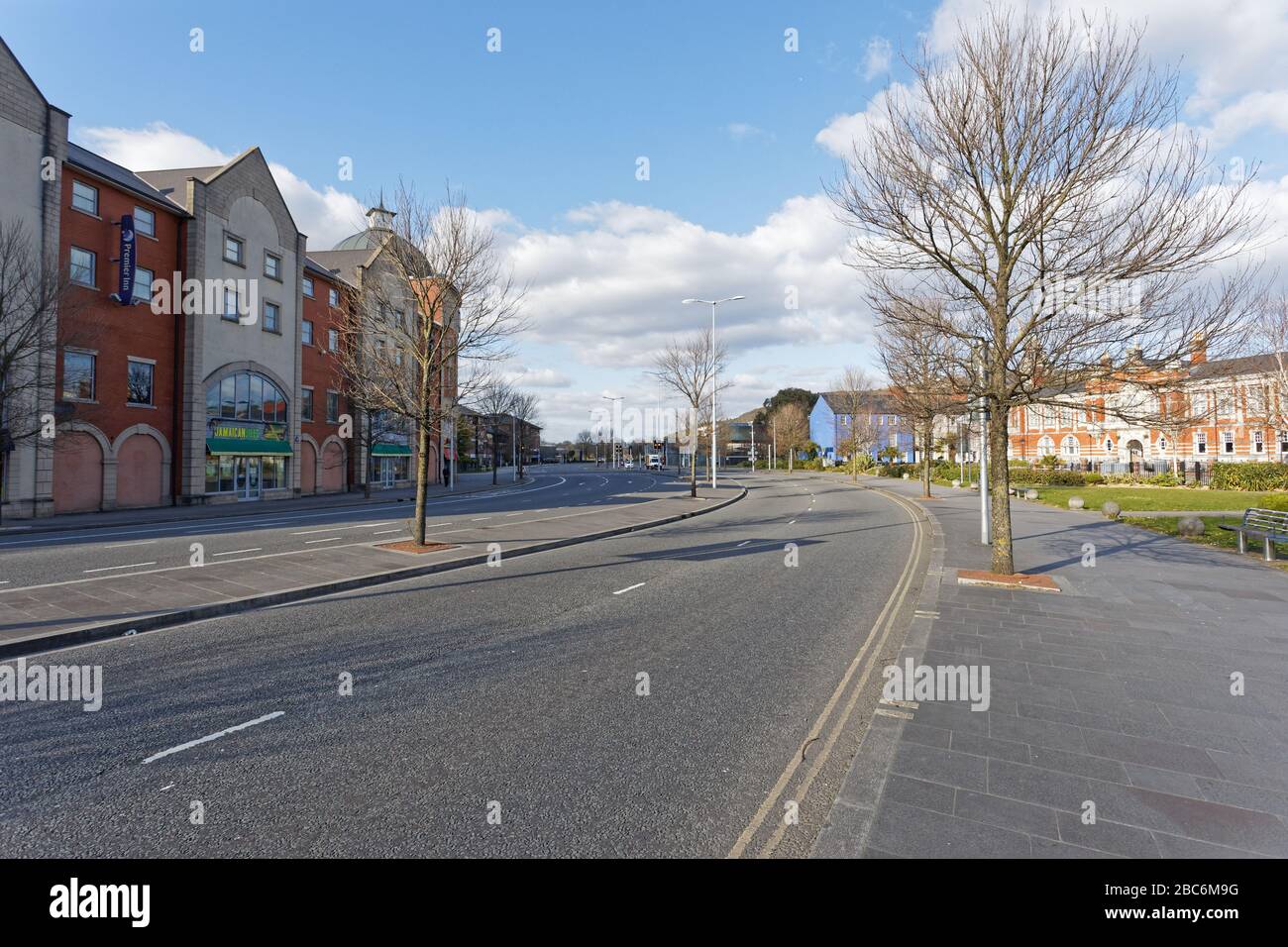 Bild: Die Oystermouth Road, eine der meistbefahrenen der Stadt, ist heute in Swansea, Wales, Großbritannien, verlassen. Sonntag, 29. März 2020 Re: Desertion durch Maßnahmen t Stockfoto