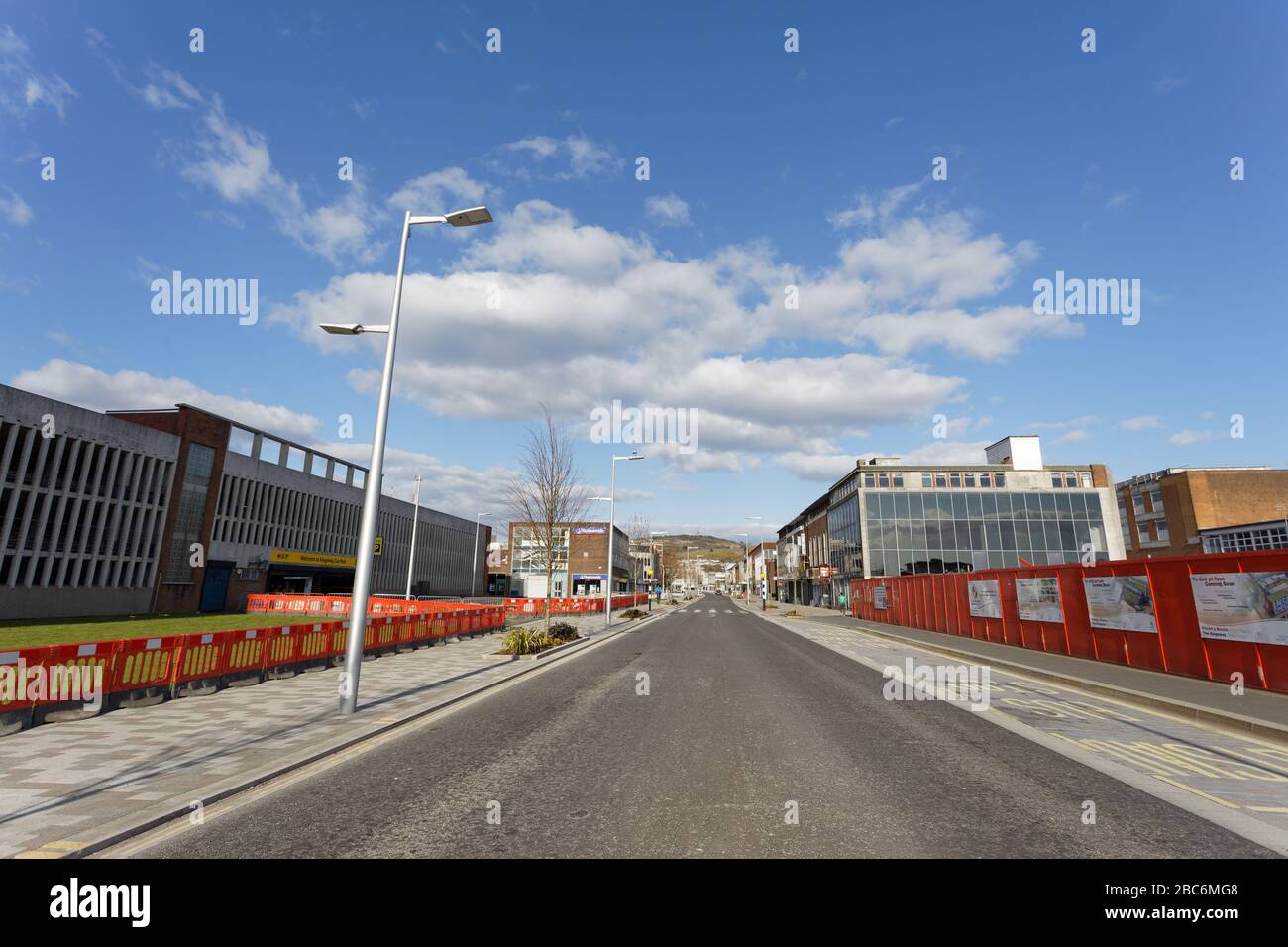 Abgebildet: Der Kingsway, eine der verkehrsreichsten Straßen im Zentrum der Stadt, ist heute in Swansea, Wales, Großbritannien, verlassen. Sonntag, 29. März 2020 Re: Desertion caus Stockfoto