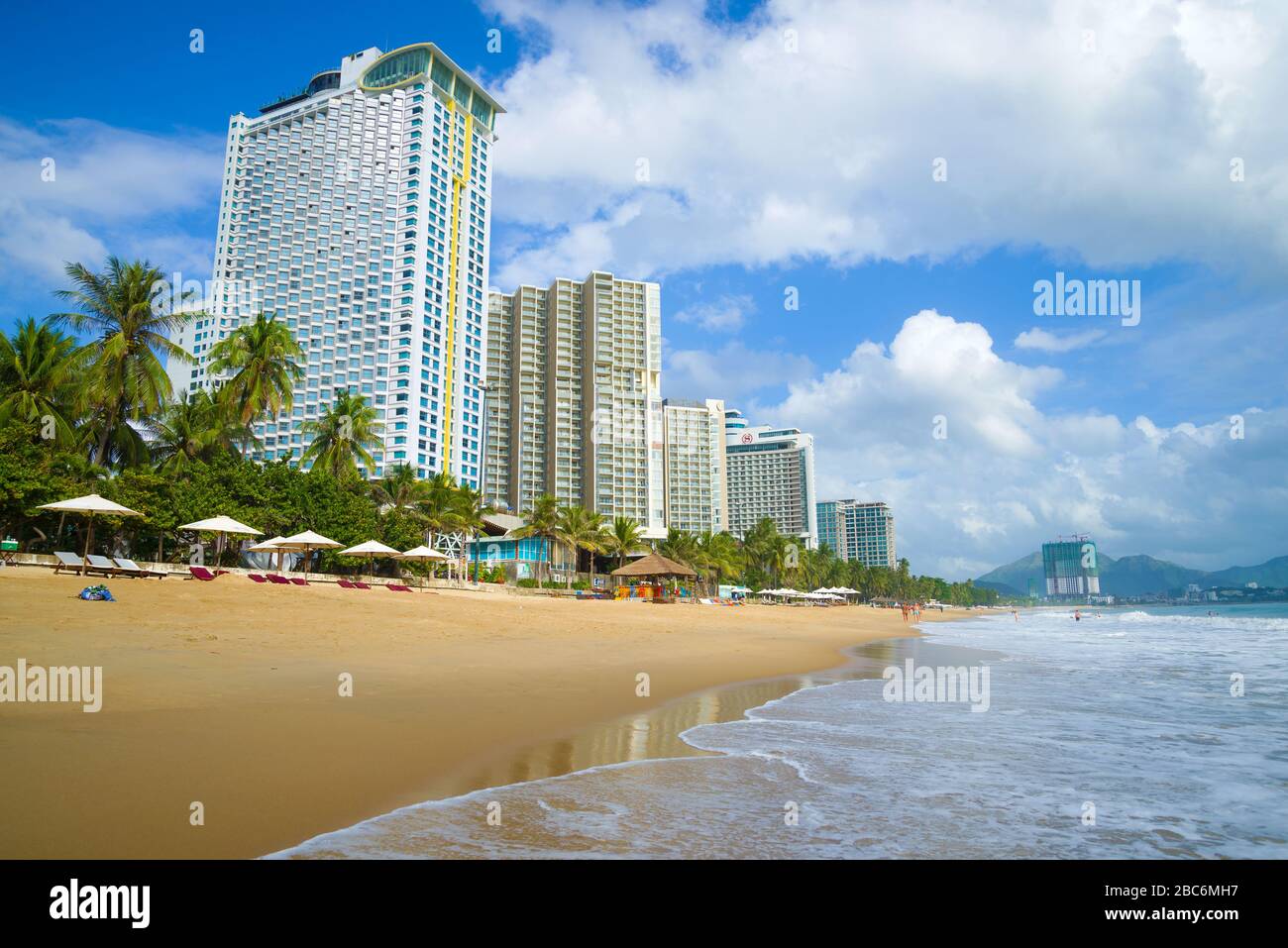 NHA TRANG, VIETNAM - 30. DEZEMBER 2015: Sonniger Tag am Strand im Stadtzentrum von Nha Trang Stockfoto