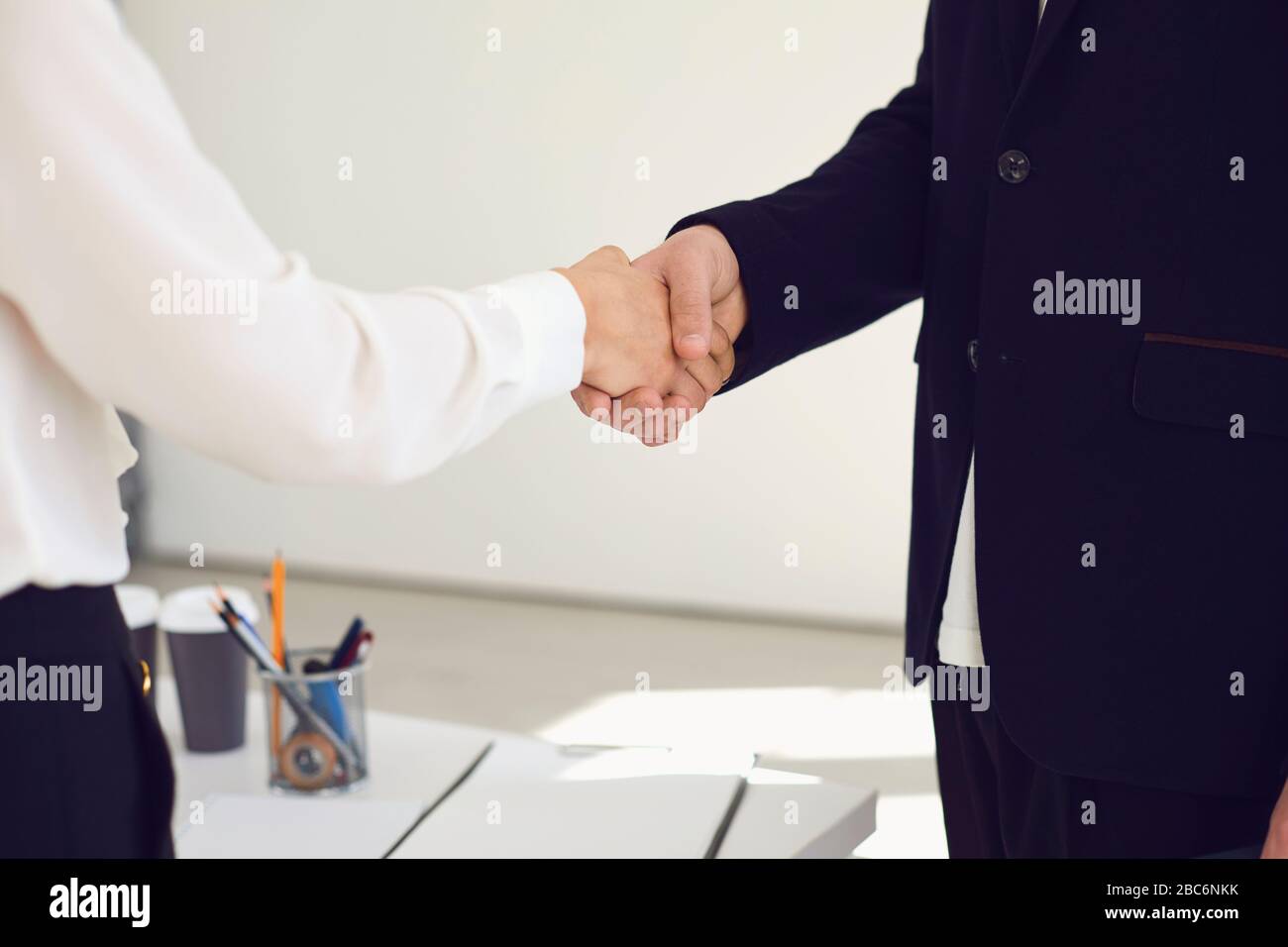 Handshake.Business Mitarbeiter geben bei einer Besprechung einen erfolgreichen Vertrag im Büro. Stockfoto