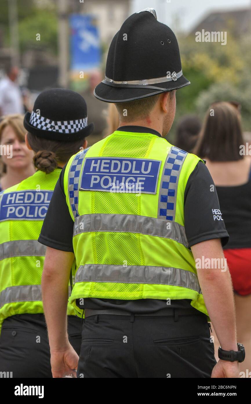 SWANSEA, WALES - JULI 2018: Polizisten patrouillieren bei einer öffentlichen Veranstaltung an der Küste von Swansea. Stockfoto