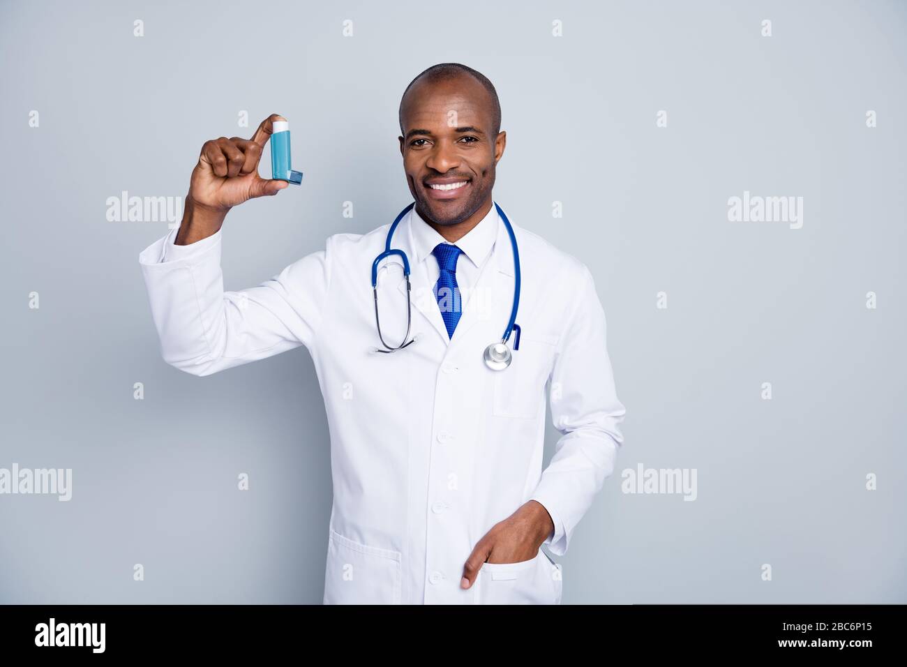 Foto der Familie Doc Dark-Skin-Guy halten Inhalator Asthmaanfall raten medizinisches Rezept gegen Selbstbehandlung Konzept tragen Stethoskop Labormantel Stockfoto