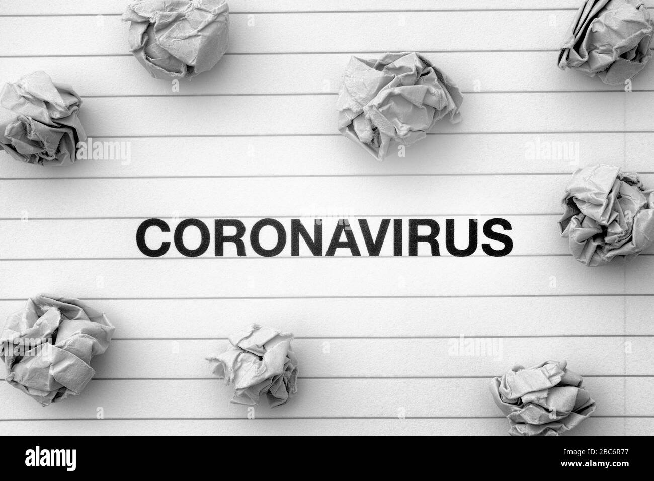 Coronavirus und zerknitterte Papierkugeln. Schwarzweiß. Coronavirus Konzept. Nahaufnahme. Stockfoto
