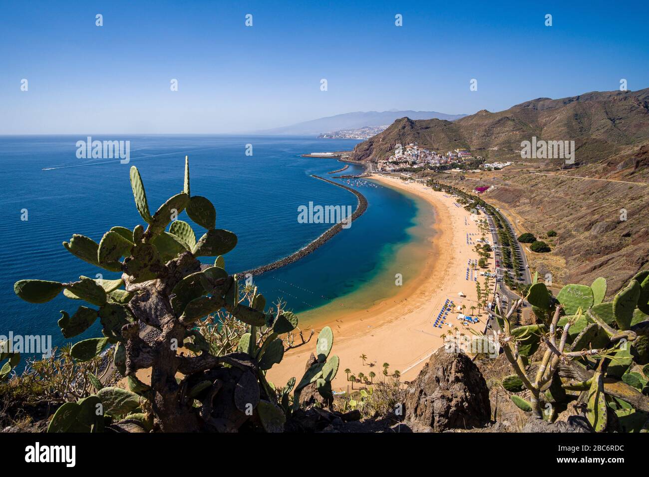 Luftbild am künstlichen, weißen Strand Playa de Las Teresitas und den bunten Häusern von San Andres Stockfoto