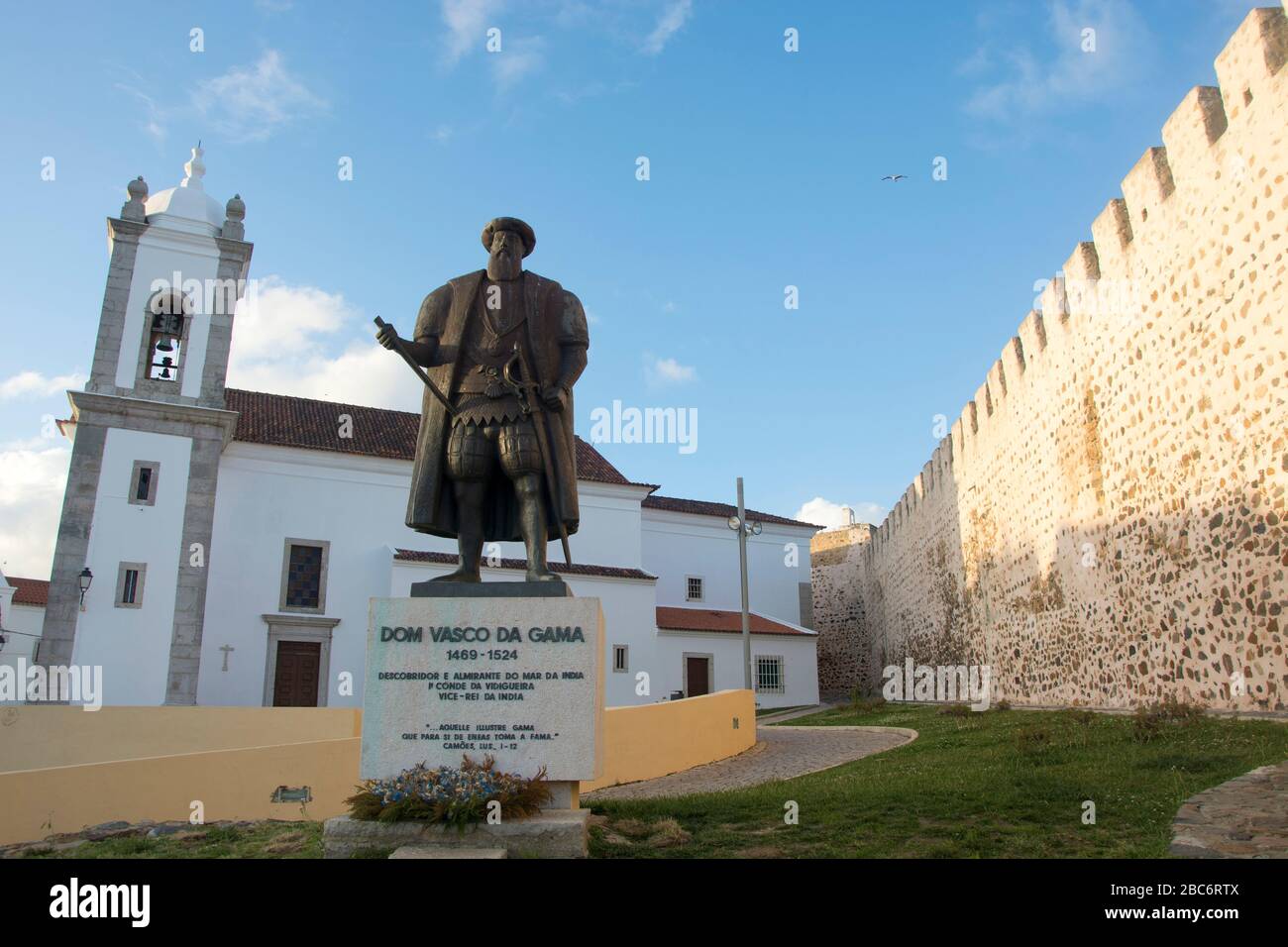 Denkmal des Entdeckers Vasco de Gama in der Altstadt von Sines Stockfoto