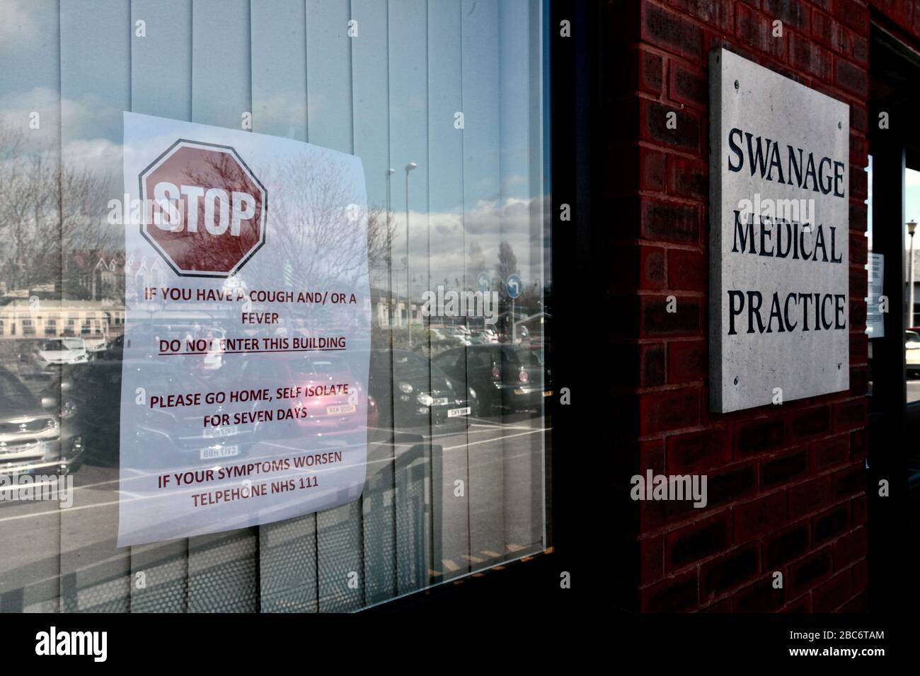 Warnschild außerhalb der Swanage Medical Practice während Coronavirus Lock Down, Swanage, Dorset UK April 2020 Stockfoto