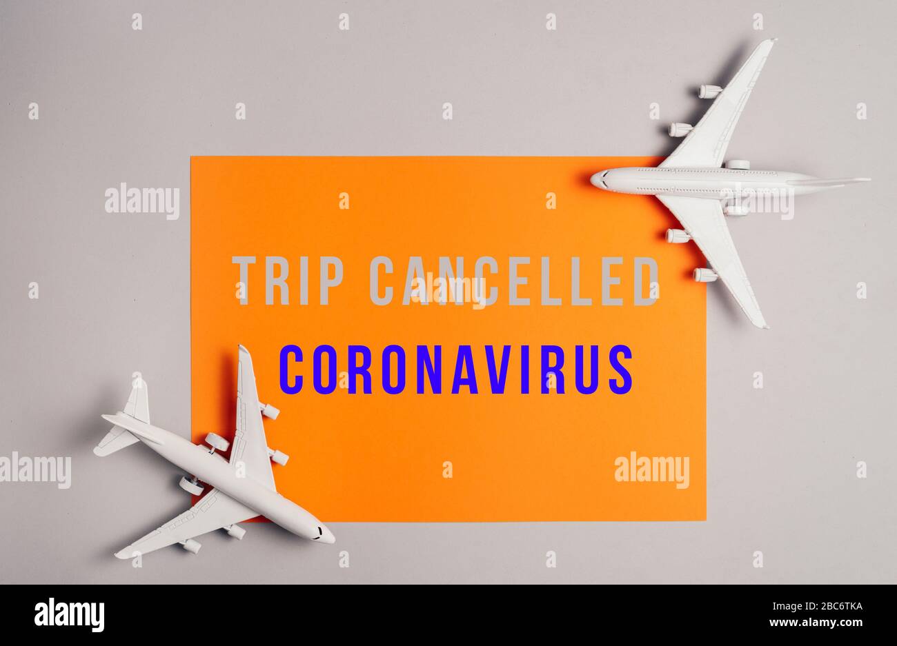 Nicht reisen, stoppen Coronavirus. Stornierte Flüge auf dem Flughafen. Ausbruch kovide 19-Virus-Pandemie, betrifft den Lufttransport. Europa ist unter Quarantäne gestellt, Abfahrtsverbot. Stockfoto