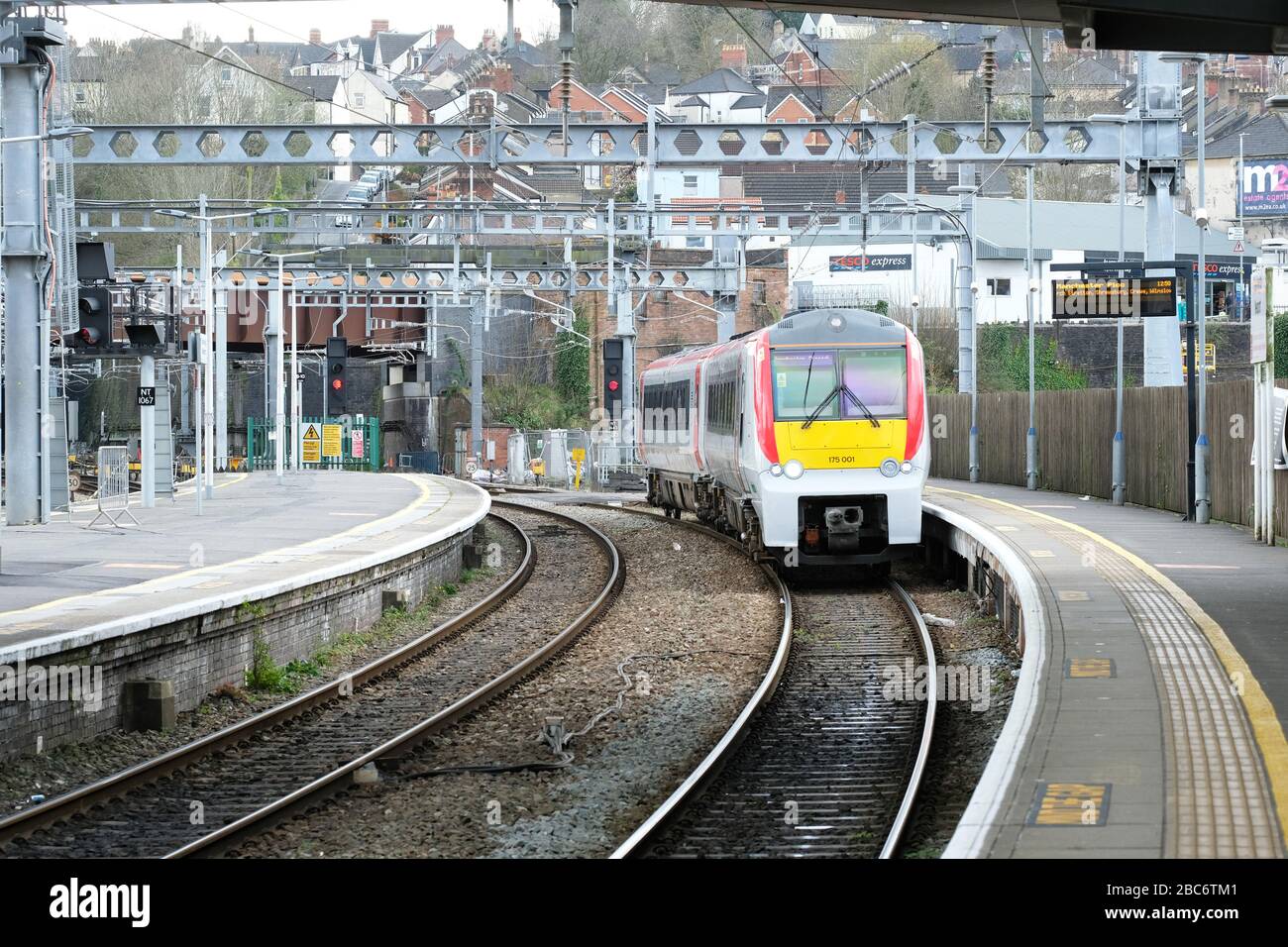 Transport für den Zug der Wales Class 175, der im Newport Station Gwent auf der Strecke nach Manchester im April 2020 ankam Stockfoto
