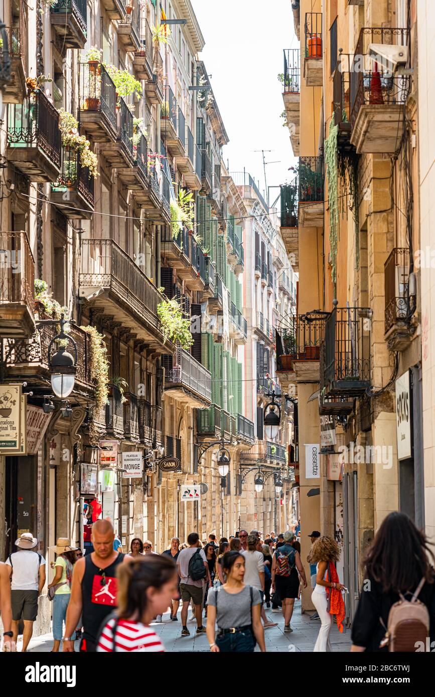 BARCELONA, SPANIEN - 04. JUNI 2019: Besucher des Gotischen Viertels, dem historischen Zentrum der Altstadt von Barcelona Stockfoto