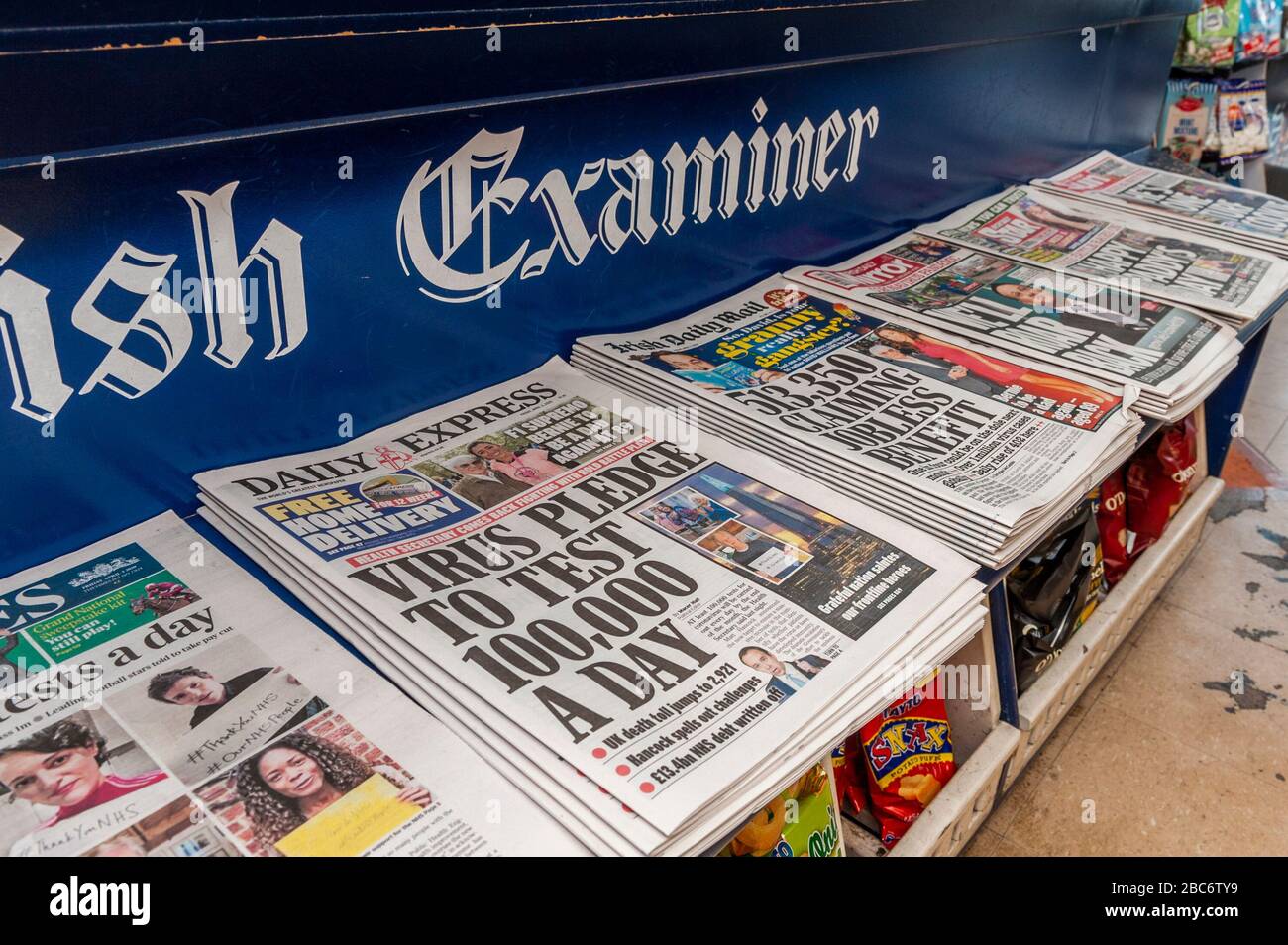 Bantry, West Cork, Irland. April 2020. Irische Zeitungen in einem Zeitungskiosk am Bantry Square mit Coronavirus-Geschichten auf den Titelseiten. Quelle: AG News/Alamy Live News Stockfoto