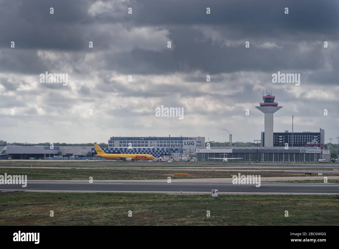 Frankfurt am Main, Deutschland - 28. April 2019: DHL-Flugzeug am Frankfurter Flughafen Stockfoto