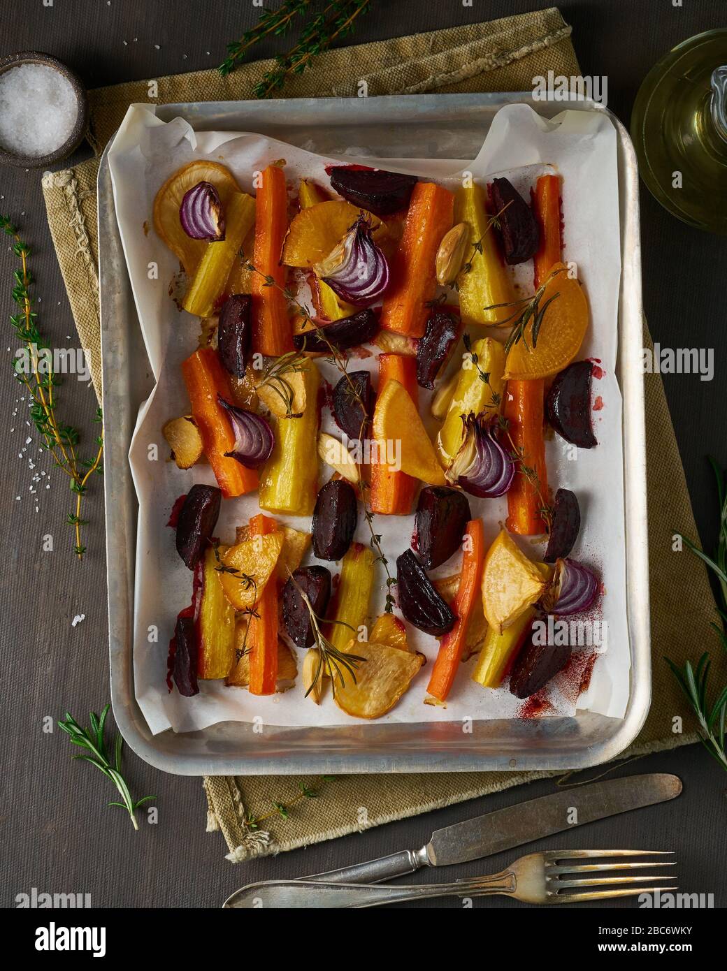 Buntes geröstetes Gemüse auf dem Tablett mit Pergament. Mix aus Karotten, Rüben, Rüben, Stockfoto