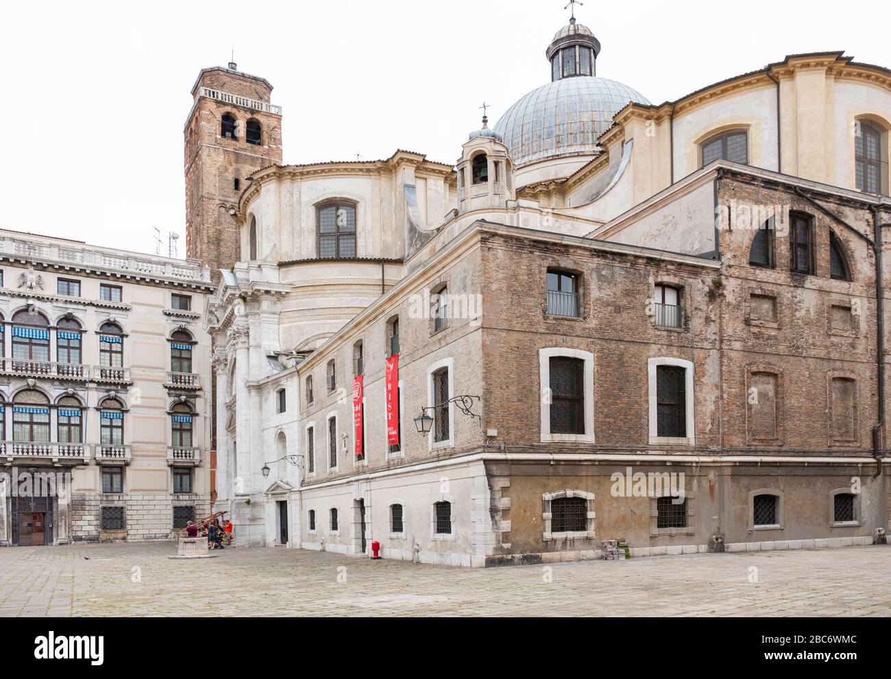 Venedig, Italien - 29. Juni 2017: Historische Gebäude in Venedig EIN Blick auf die farbenfrohen, venetianischen Gebäude ohne Menschen in Venedig, Italien. Stockfoto