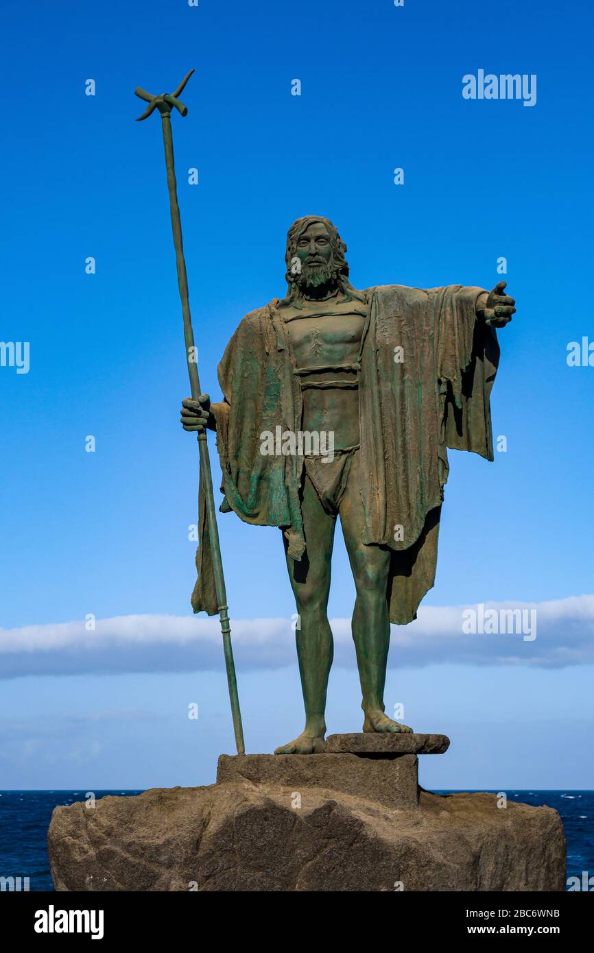 Eine Statue des Guanchenchefs Beneharo, die sich an der Plaza de la Patrona de Canarias befindet Stockfoto