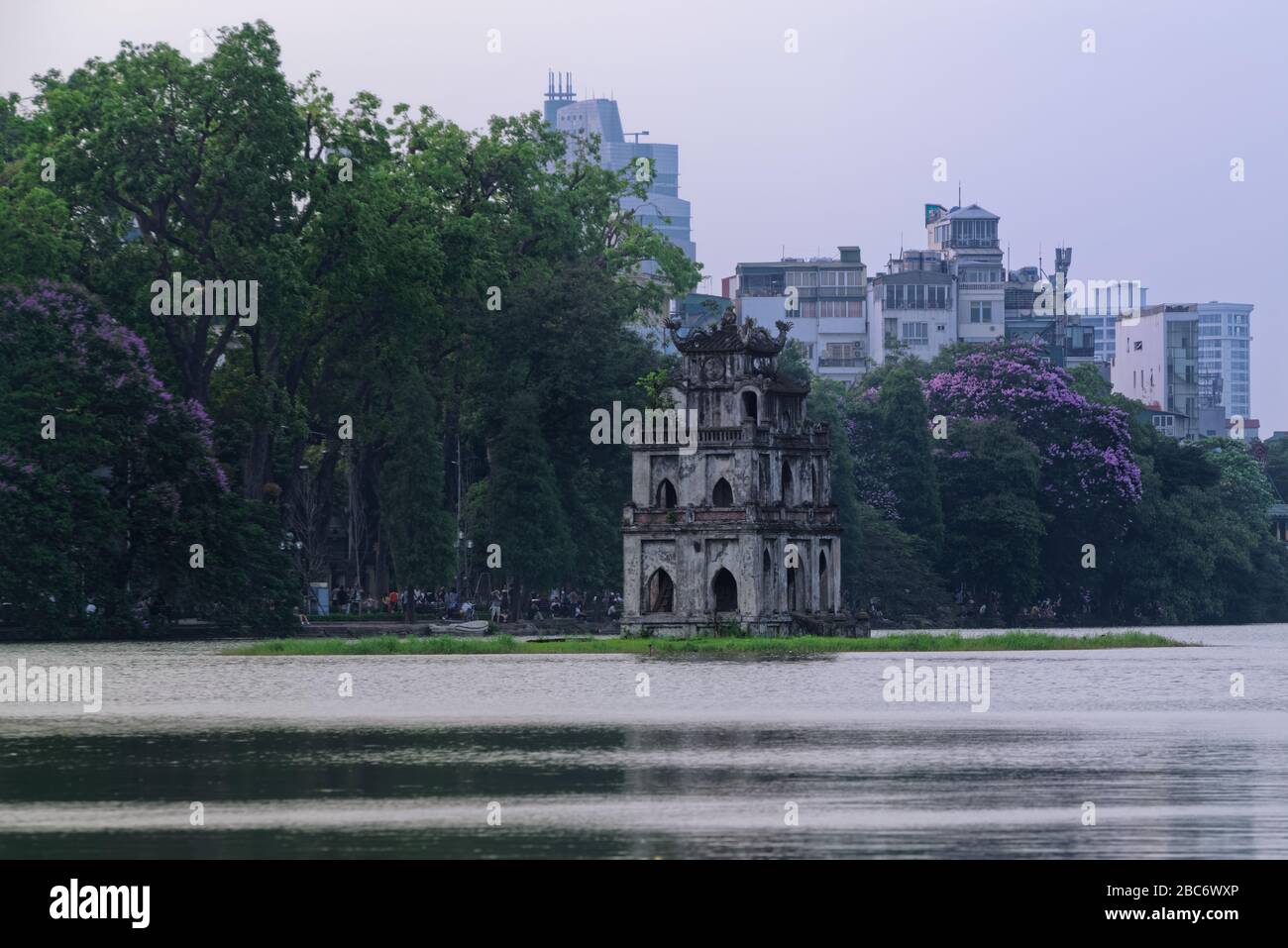 Turtle Tower (Thap Rua) inmitten des Hoan-Kiem-Sees in Hanoi, Vietnam Stockfoto