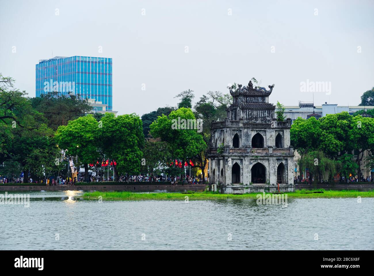 Turtle Tower (Thap Rua) inmitten des Hoan-Kiem-Sees in Hanoi, Vietnam Stockfoto