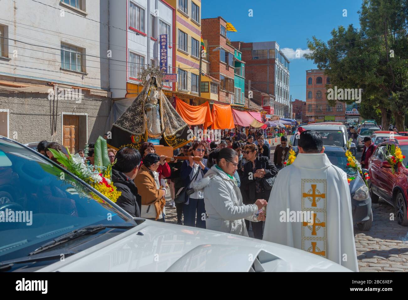 Das jährliche Auto Blessing vor der Basilika Virgen de Copacabana, Copacabana, dem Titicacasee, dem Department La Paz, Bolivien, Lateinamerika Stockfoto