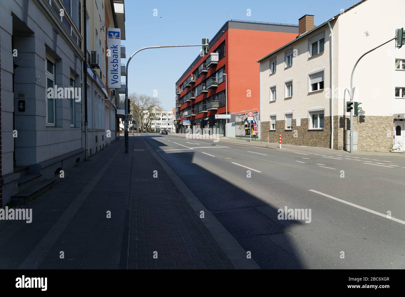 MOERS, DEUTSCHLAND - 26. MÄRZ 2020 - fast leere Hauptstraße in Moers während der Corona-Krise in Deutschland Stockfoto