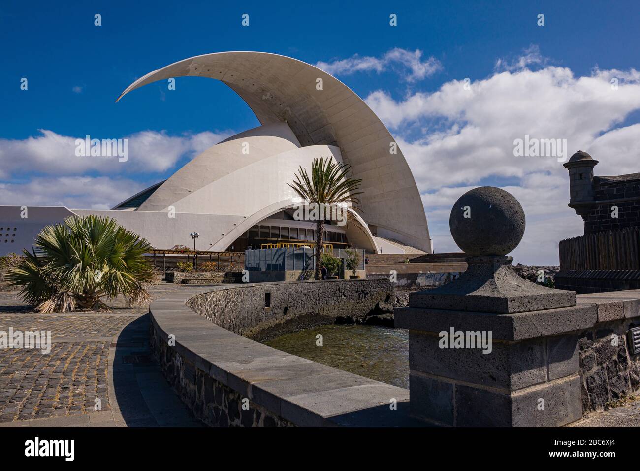 Das Auditorio de Tenera Adán Martín, Sitz des Sinfonieorchesters von Tenera, vom Schloss des Johannes des Täufers, Castillo de San Juan baut Stockfoto