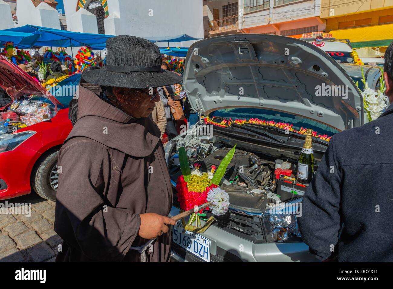 Das jährliche Auto Blessing vor der Basilika Virgen de Copacabana, Copacabana, dem Titicacasee, dem Department La Paz, Bolivien, Lateinamerika Stockfoto