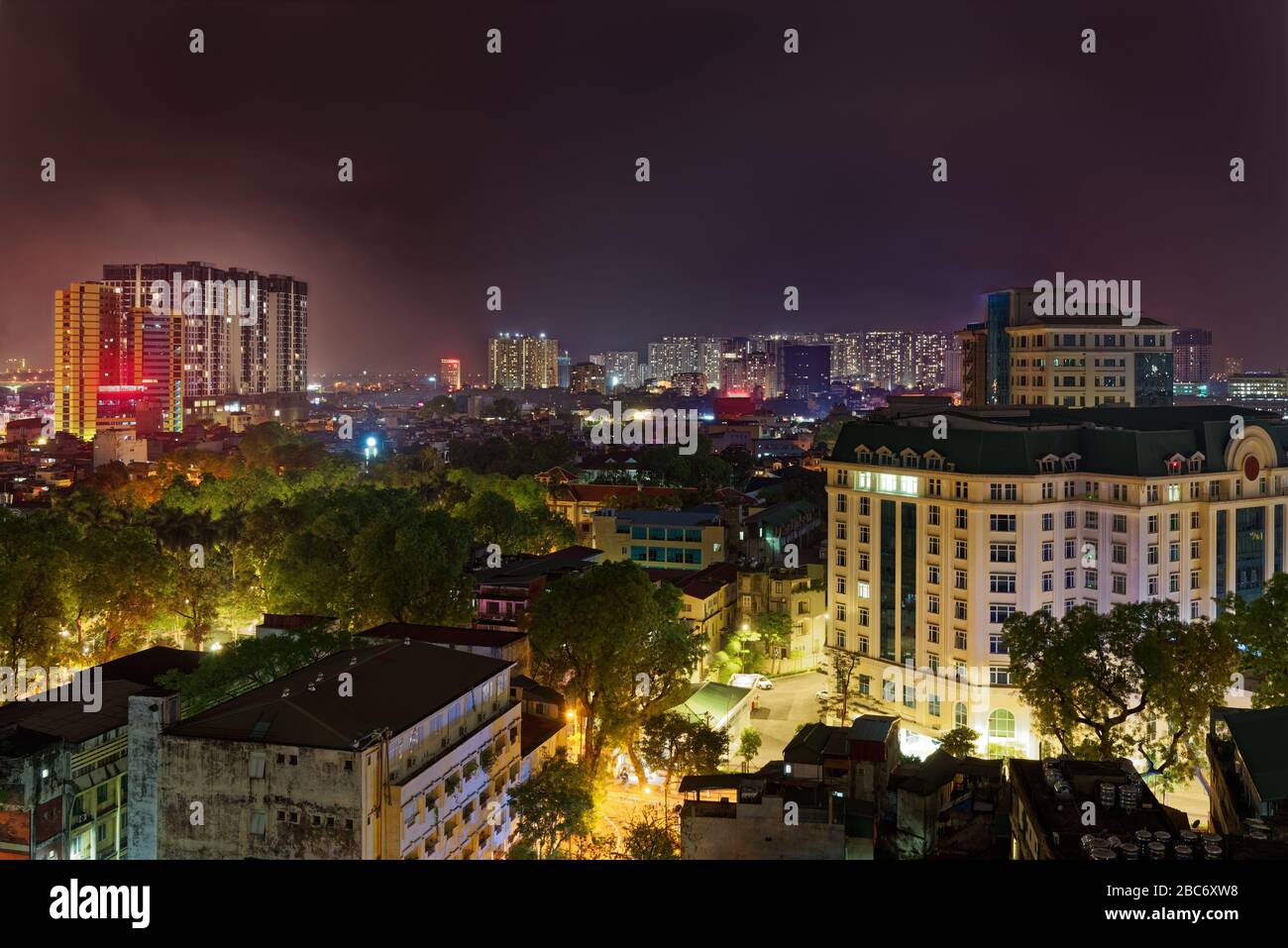 Schöner Nachtblick über den Wohnbezirk Bach Dang in der Stadt Hanoi (Hanoi), Vietnam. Stockfoto