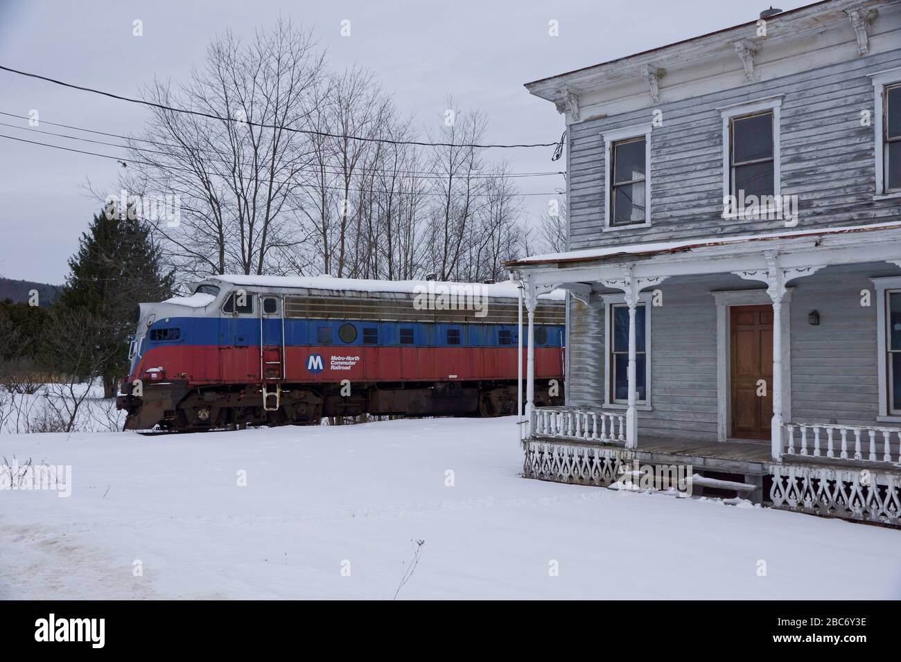 Cooperstown Junction USA - 5. Januar 2014 - alter Pendlerzug der NYC im Schnee Stockfoto