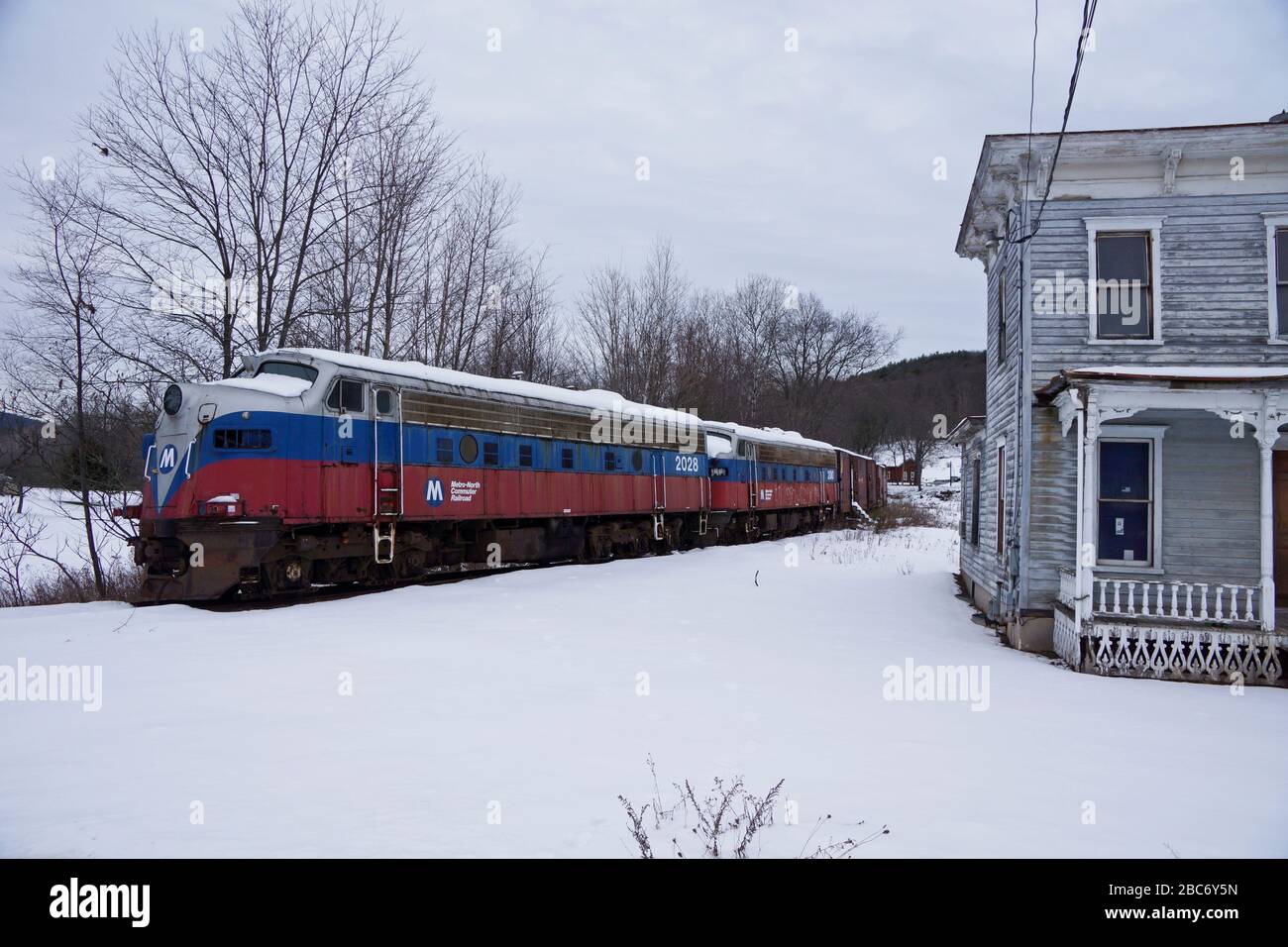 Cooperstown Junction USA - 5. Januar 2014 - alter Pendlerzug der NYC im Schnee Stockfoto